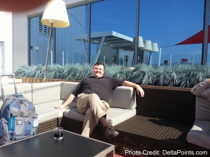 sunny day on the SkyDeck Atlanta ATL airport F concorse Mileage Run Delta Points travel blog rene MKE to LAX (2)