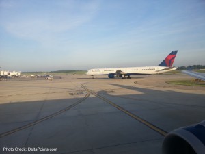 one of the lucky delta jets that got out before the security lockdown at dtw 29may2014 delta points blog